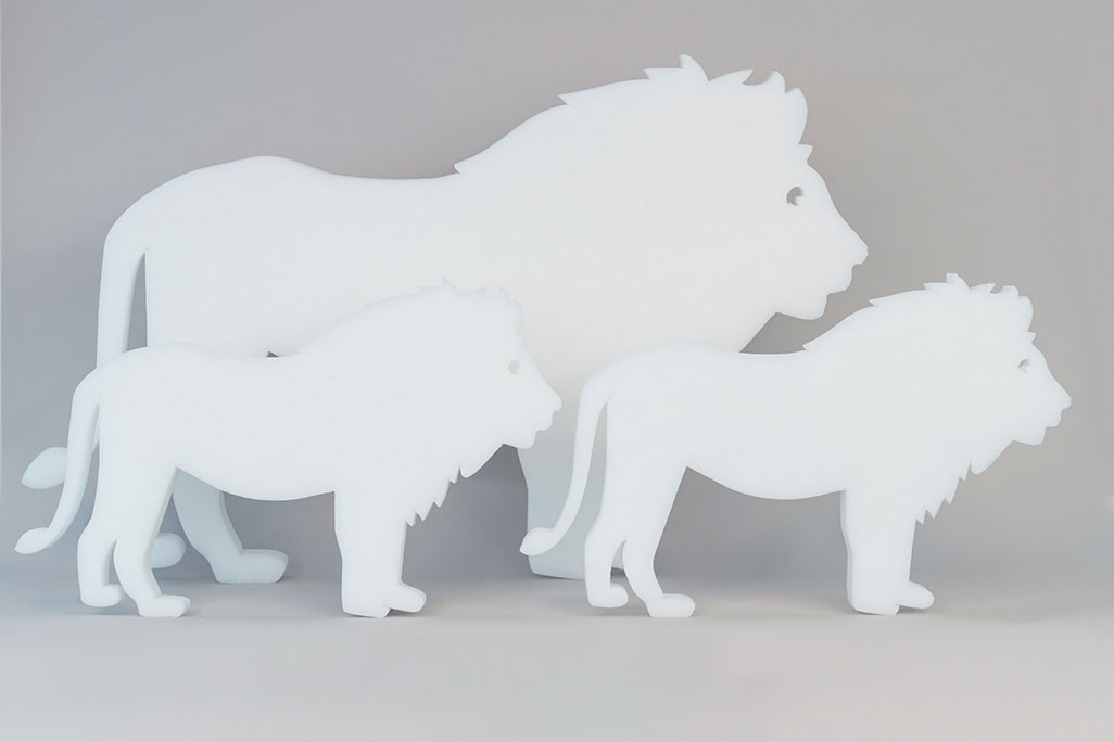 Schallabsorber in Form eines großen und zwei kleinen Löwen (soni ELEMENT LEO) in der Farbe Weiß vor grauem Hintergrund