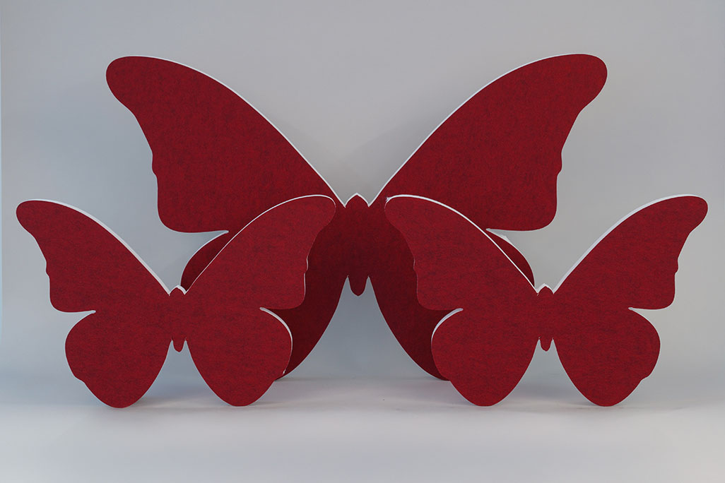 Schallabsorber in Form eines großen und zwei kleinen Schmetterlingen (soni ELEMENT Butterfly) in der Farbe Rot vor grauem Hintergrund