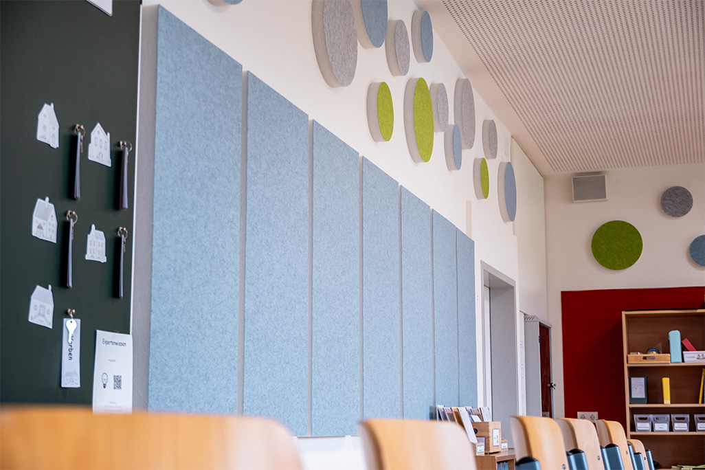 Leeres Klassenzimmer mit runden Schallabsorbern an der Wand