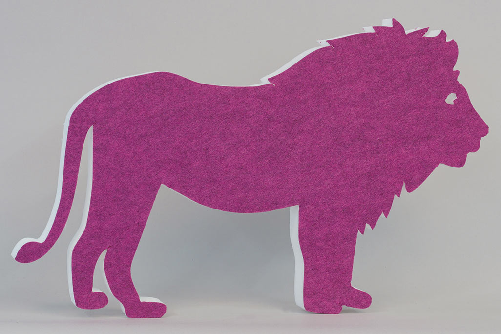 Schallabsorber in Form eines Löwen (soni ELEMENT LEO) in der Farbe Pink vor grauem Hintergrund