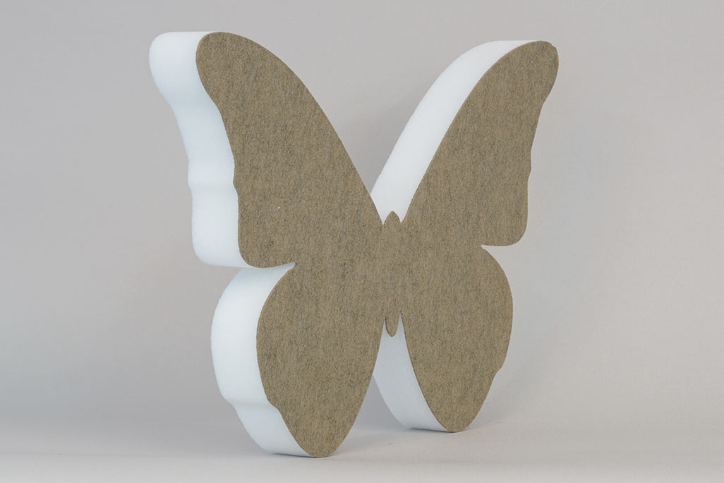 Schallabsorber in Form eines Schmetterlings (soni ELEMENT Butterfly) in der Farbe Beige vor grauem Hintergrund diagonal fotografiert