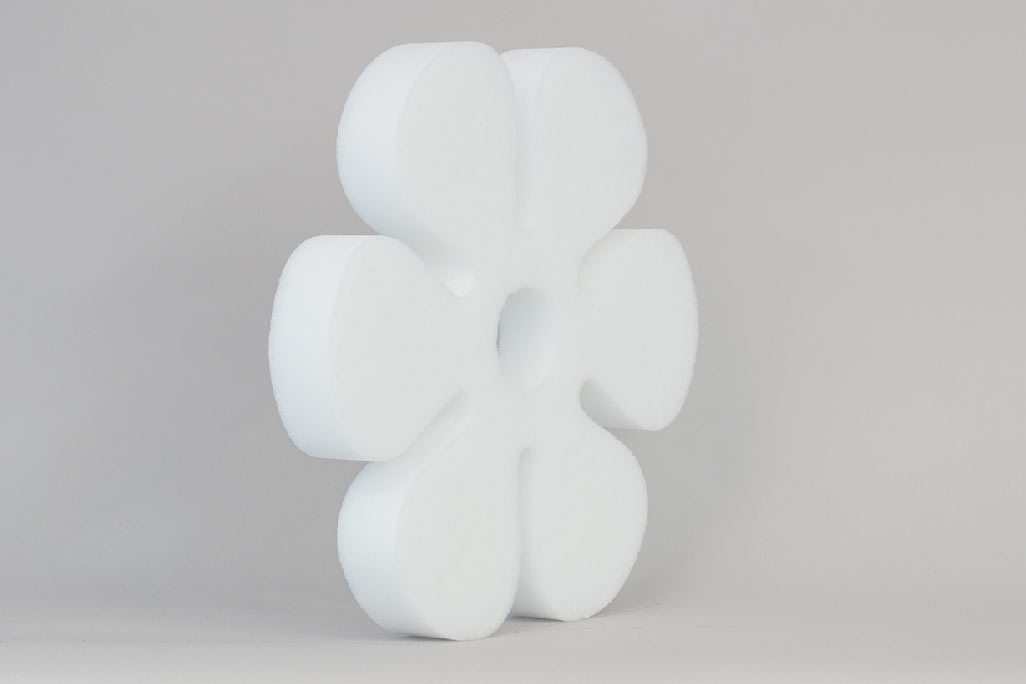 Schallabsorber in Form einer Blume (soni ELEMENT FLORA) in der Farbe Weiß vor grauem Hintergrund diagonal fotografiert