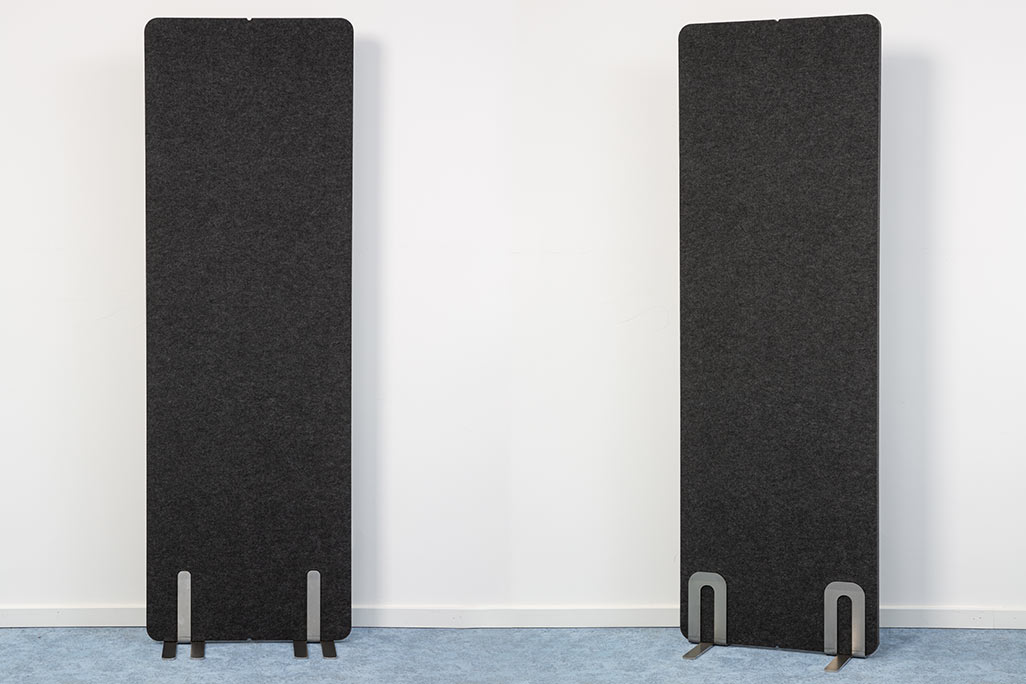 2 cloisons soniflex côte à côte devant un mur blanc