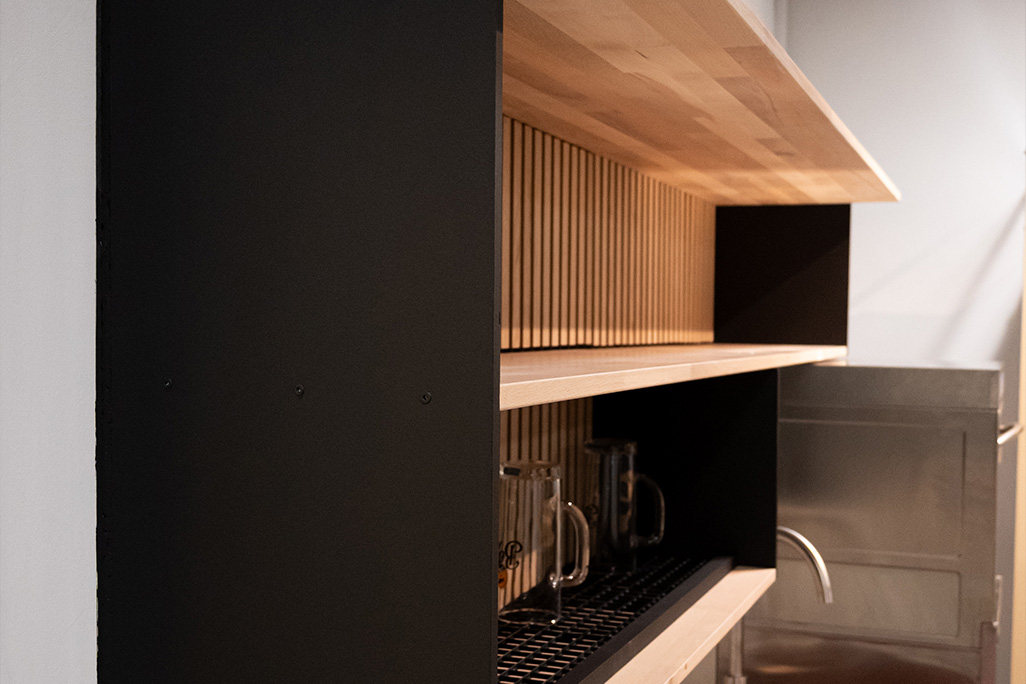 modernes Regal an einer weißen Wand