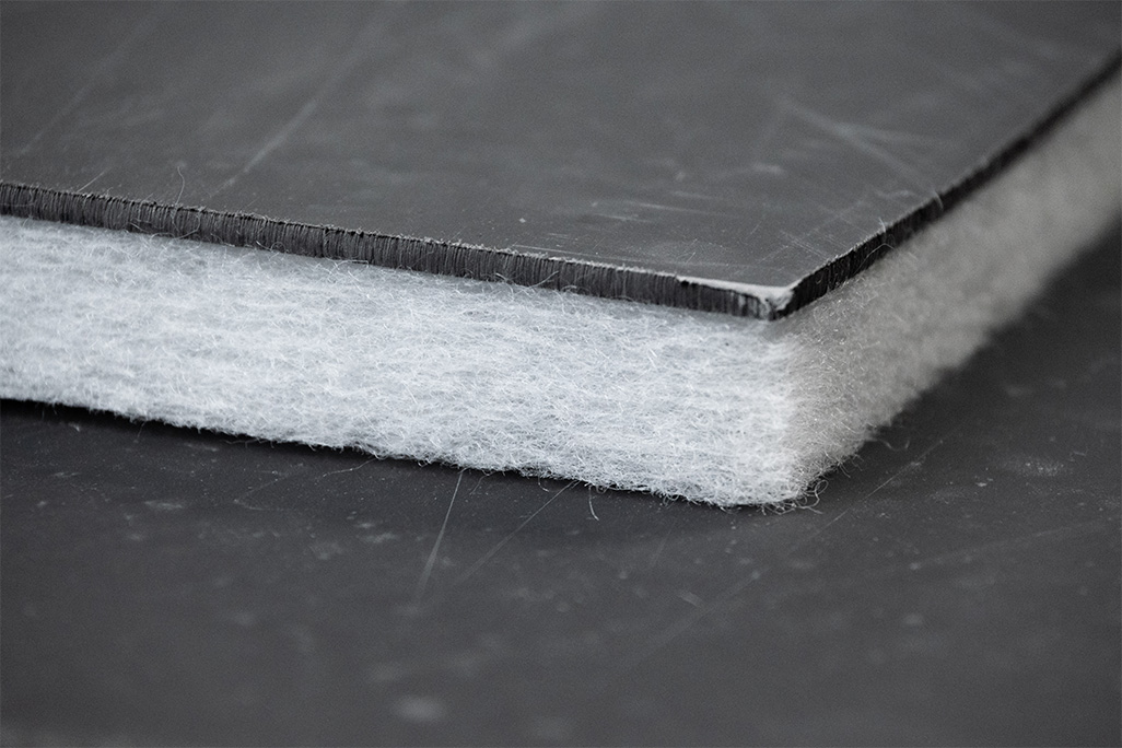 Zwei Schallschutzplatten aus weißem Vlies mit schwarzer Schwerfolie kombiniert