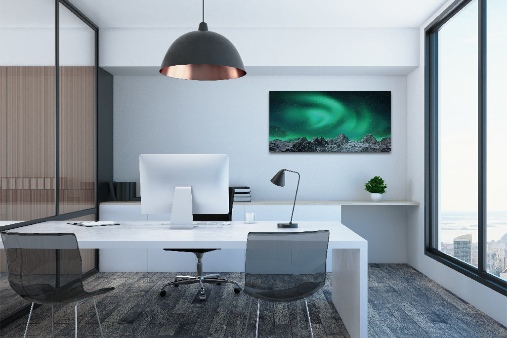 soni PICTURE polar lights Modernes Büro mit Schreibtisch, Stuhl und Fenster, ergänzt durch ein Akustikbild an der Wand